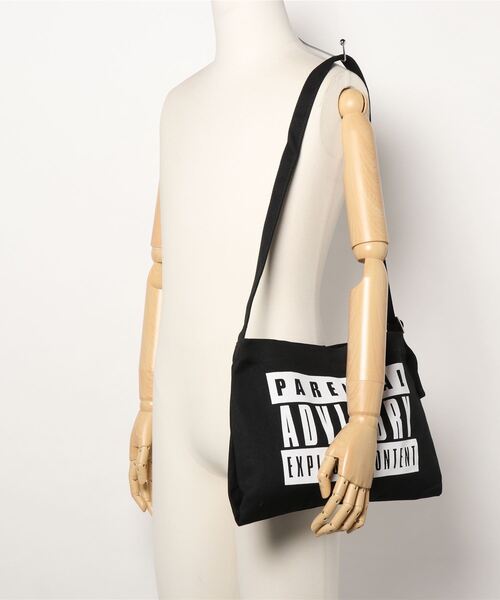 RiNc （リンク）の「【 PARENTAL ADVISORY / ペアレンタル アドヴィザリー 】 BIGロゴ ショルダー バッグ（ショルダーバッグ・メンズ・ホワイト/ブラック・FREE）」の5枚目の写真