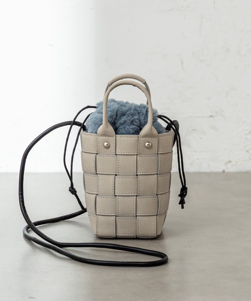 mystic（ミスティック）の「ボア巾着付編み込みミニBAG（ショルダーバッグ・レディース・オレンジ/ブルー・ONE SIZE）」の3枚目の写真