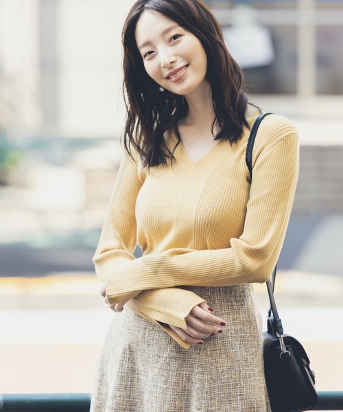 Andemiu(アンデミュウ)の「フロントキリカエVネックニット254765(ニット/セーター・レディース・ブラック/マスタード/グリーン/モカ・FREE)」の4枚目の写真