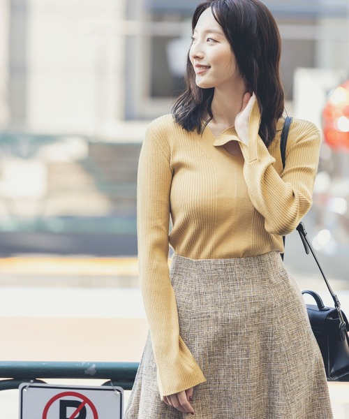 Andemiu(アンデミュウ)の「フロントキリカエVネックニット254765(ニット/セーター・レディース・ブラック/マスタード/グリーン/モカ・FREE)」の22枚目の写真