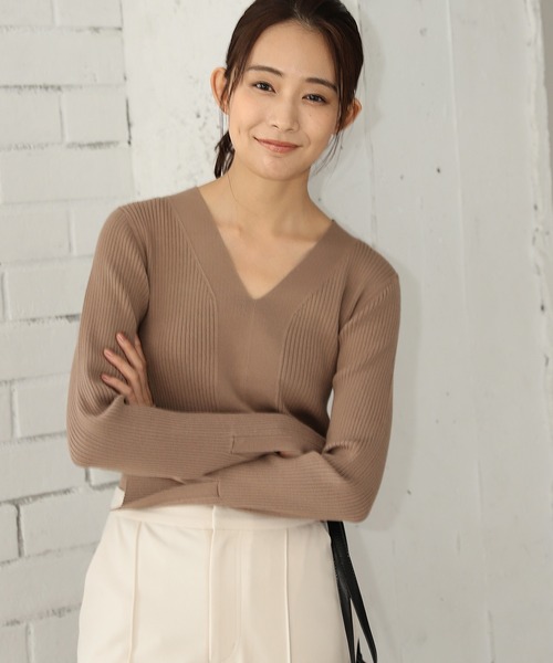 Andemiu(アンデミュウ)の「フロントキリカエVネックニット254765(ニット/セーター・レディース・ブラック/マスタード/グリーン/モカ・FREE)」の20枚目の写真