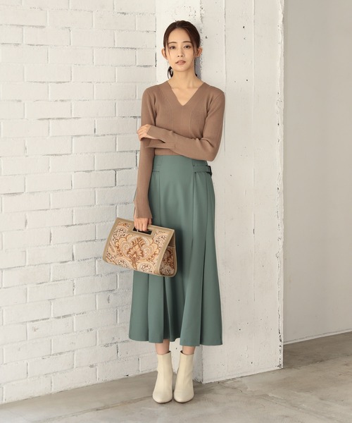 Andemiu(アンデミュウ)の「フロントキリカエVネックニット254765(ニット/セーター・レディース・ブラック/マスタード/グリーン/モカ・FREE)」の5枚目の写真