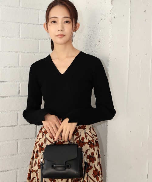 Andemiu(アンデミュウ)の「フロントキリカエVネックニット254765(ニット/セーター・レディース・ブラック/マスタード/グリーン/モカ・FREE)」の7枚目の写真