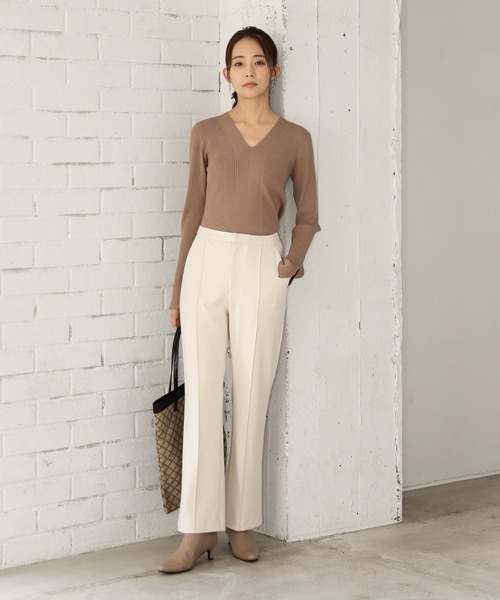 Andemiu(アンデミュウ)の「フロントキリカエVネックニット254765(ニット/セーター・レディース・ブラック/マスタード/グリーン/モカ・FREE)」の12枚目の写真