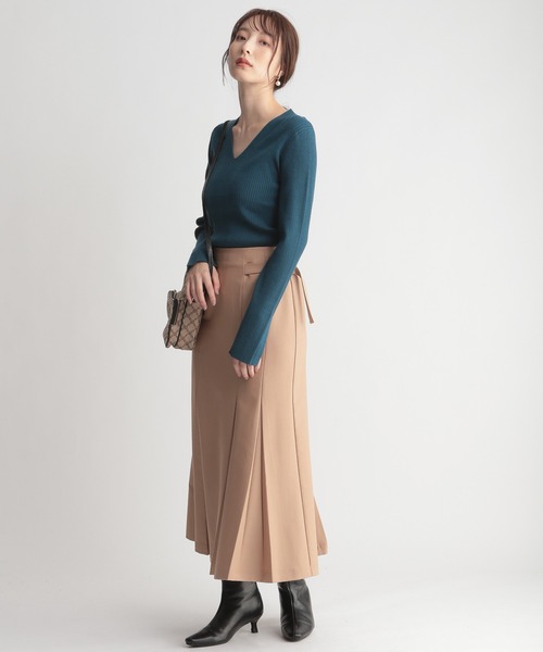 Andemiu(アンデミュウ)の「フロントキリカエVネックニット254765(ニット/セーター・レディース・ブラック/マスタード/グリーン/モカ・FREE)」の13枚目の写真