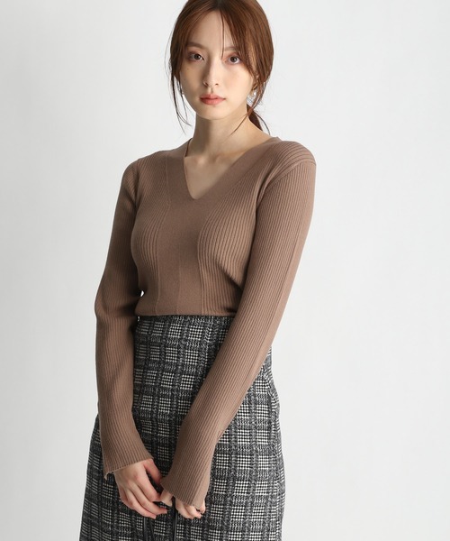 Andemiu(アンデミュウ)の「フロントキリカエVネックニット254765(ニット/セーター・レディース・ブラック/マスタード/グリーン/モカ・FREE)」の10枚目の写真