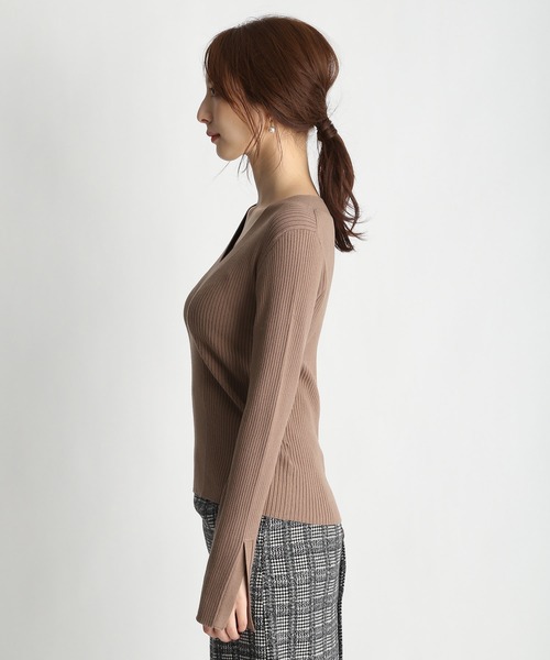 Andemiu(アンデミュウ)の「フロントキリカエVネックニット254765(ニット/セーター・レディース・ブラック/マスタード/グリーン/モカ・FREE)」の21枚目の写真