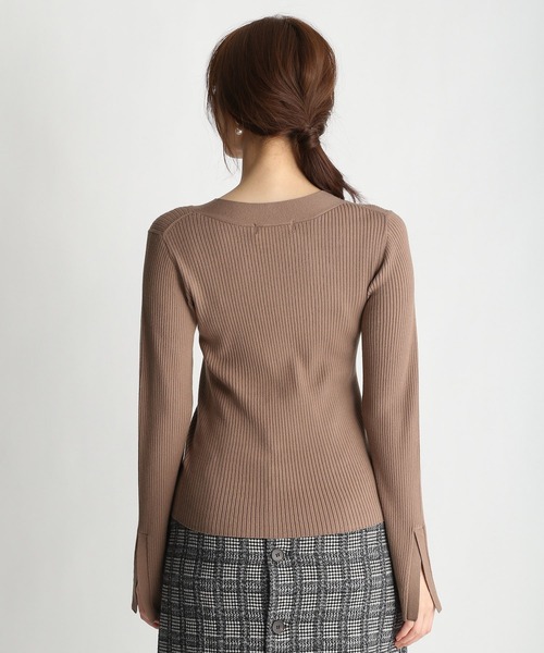 Andemiu(アンデミュウ)の「フロントキリカエVネックニット254765(ニット/セーター・レディース・ブラック/マスタード/グリーン/モカ・FREE)」の6枚目の写真