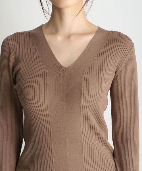 Andemiu(アンデミュウ)の「フロントキリカエVネックニット254765(ニット/セーター・レディース・ブラック/マスタード/グリーン/モカ・FREE)」の8枚目の写真