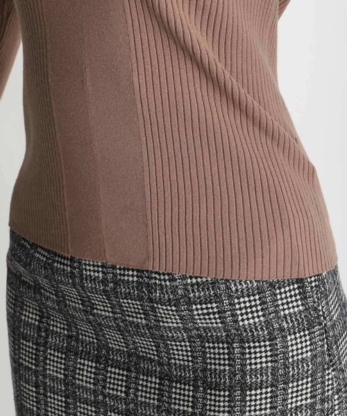 Andemiu(アンデミュウ)の「フロントキリカエVネックニット254765(ニット/セーター・レディース・ブラック/マスタード/グリーン/モカ・FREE)」の11枚目の写真