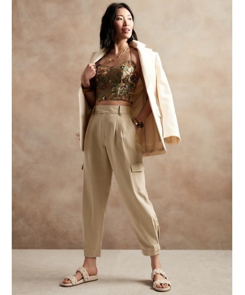 Banana Republic(バナナリパブリック)の「テンセル(TM) リネン カーゴパンツ(カーゴパンツ・レディース・ブラック/ベージュ・0/4/2/6/00)」の1枚目の写真