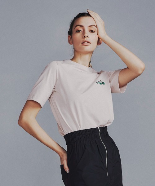 ESSENTIAL(エッセンシャル)の「ワンポイントロゴTシャツ(Tシャツ/カットソー・レディース・オフホワイト/ネイビー/ピンク/サックスブルー・FREE)」の2枚目の写真