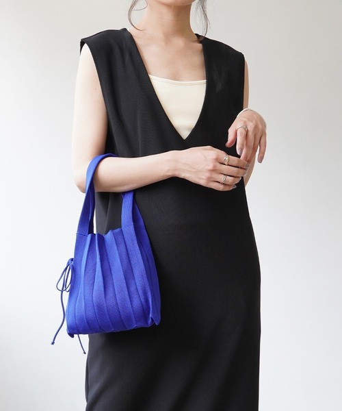 IAMUSE（アイアミューズ）の「ニットプリーツハンドバッグ S0736【IAMUSE】（ハンドバッグ・レディース・レッド/アイボリー/ブルー/オレンジ/グリーン/ライラック/パープル・FREE）」の4枚目の写真