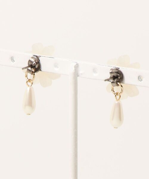 tone(トーン)の「【tschuss(チュース)】2WAY 小さなパール&レトロフラワーピアス(チタン)(ピアス(両耳用)・レディース・ホワイト/イエロー・FREE)」の4枚目の写真
