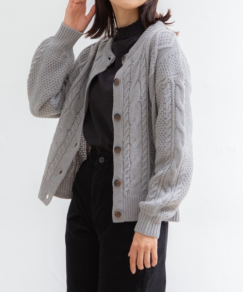 Honeys(ハニーズ)の「ケーブル編クルーカーデ(カーディガン/ボレロ・レディース・ベージュ系その他/オレンジ/ブラック/アイボリー/ブルー/杢グレー・L/LL/M/S)」の4枚目の写真