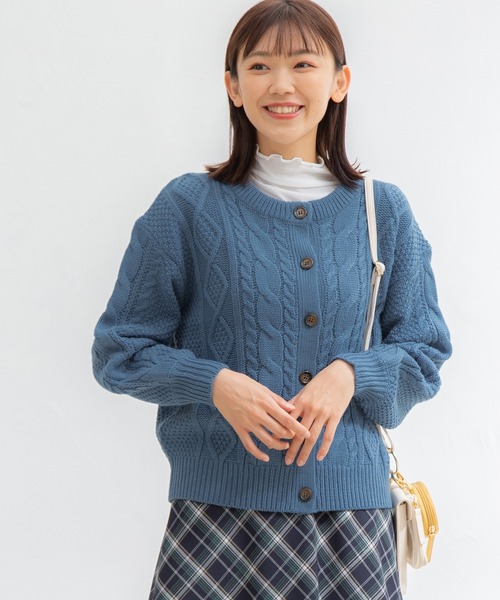 Honeys(ハニーズ)の「ケーブル編クルーカーデ(カーディガン/ボレロ・レディース・ベージュ系その他/オレンジ/ブラック/アイボリー/ブルー/杢グレー・L/LL/M/S)」の6枚目の写真