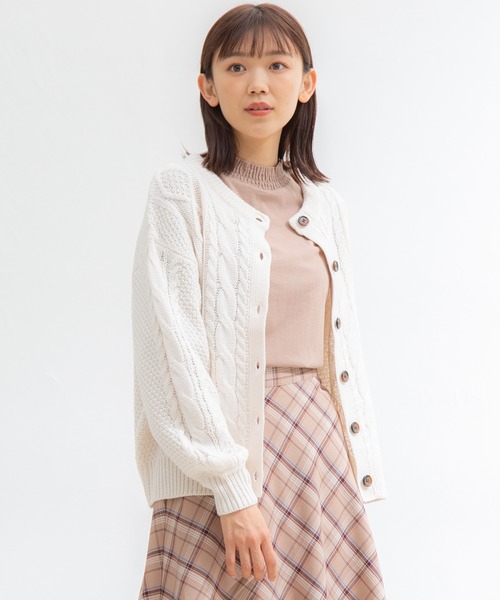 Honeys(ハニーズ)の「ケーブル編クルーカーデ(カーディガン/ボレロ・レディース・ベージュ系その他/オレンジ/ブラック/アイボリー/ブルー/杢グレー・L/LL/M/S)」の2枚目の写真