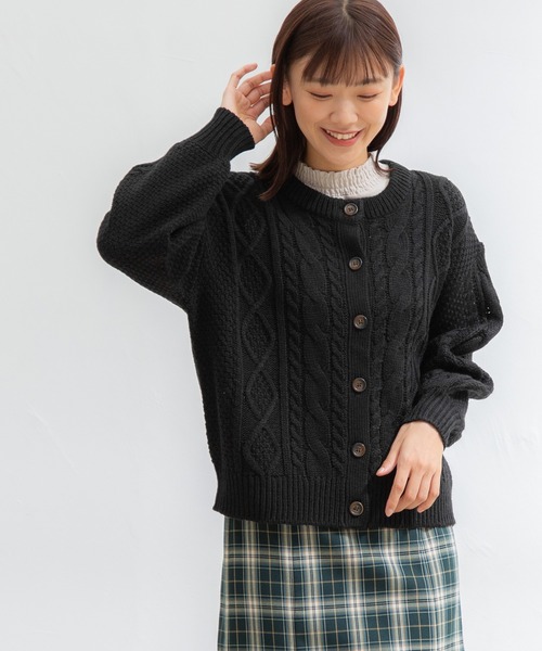 Honeys(ハニーズ)の「ケーブル編クルーカーデ(カーディガン/ボレロ・レディース・ベージュ系その他/オレンジ/ブラック/アイボリー/ブルー/杢グレー・L/LL/M/S)」の3枚目の写真