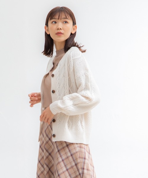 Honeys(ハニーズ)の「ケーブル編クルーカーデ(カーディガン/ボレロ・レディース・ベージュ系その他/オレンジ/ブラック/アイボリー/ブルー/杢グレー・L/LL/M/S)」の7枚目の写真