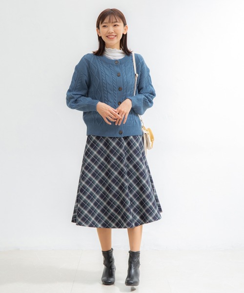 Honeys(ハニーズ)の「ケーブル編クルーカーデ(カーディガン/ボレロ・レディース・ベージュ系その他/オレンジ/ブラック/アイボリー/ブルー/杢グレー・L/LL/M/S)」の11枚目の写真