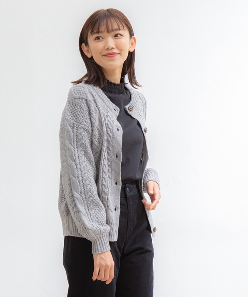 Honeys(ハニーズ)の「ケーブル編クルーカーデ(カーディガン/ボレロ・レディース・ベージュ系その他/オレンジ/ブラック/アイボリー/ブルー/杢グレー・L/LL/M/S)」の16枚目の写真