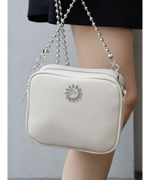 EVRIS（エヴリス）の「【WEB限定】 ボールチェーンミニショルダーバッグ（ショルダーバッグ・レディース・ホワイト/ブラック/レッド/グリーン・FREE）」の2枚目の写真