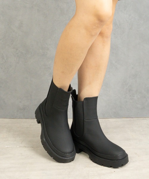 Fabby fabby（ファビィーファビィー）の「マットトラックソールサイドゴアショートブーツ（ブーツ・レディース・カーキ/ベージュ/ブラック・LARGE/MEDIUM/SMALL）」の2枚目の写真