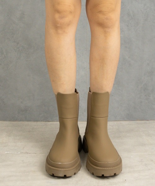 Fabby fabby（ファビィーファビィー）の「マットトラックソールサイドゴアショートブーツ（ブーツ・レディース・カーキ/ベージュ/ブラック・LARGE/MEDIUM/SMALL）」の15枚目の写真
