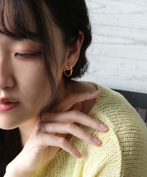 colleca la（コレカラ）の「ミニツイストフープイヤリング（イヤリング・レディース・シルバー/ゴールド・FREE）」の3枚目の写真