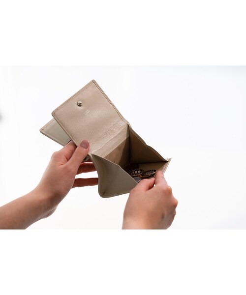 HIROKO HAYASHI（ヒロコハヤシ）の「◆CARDINALE(カルディナーレ)薄型二つ折り財布（財布・レディース・チャコールグレー/ブラック/ホワイト・00）」の6枚目の写真