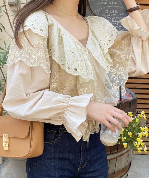 OLUPIC（オルピック）の「OLUPIC/【WEB限定】ダブルレースオフショルフリルブラウス（シャツ/ブラウス・レディース・ブラック/ホワイト/ベージュ・FREE）」の3枚目の写真