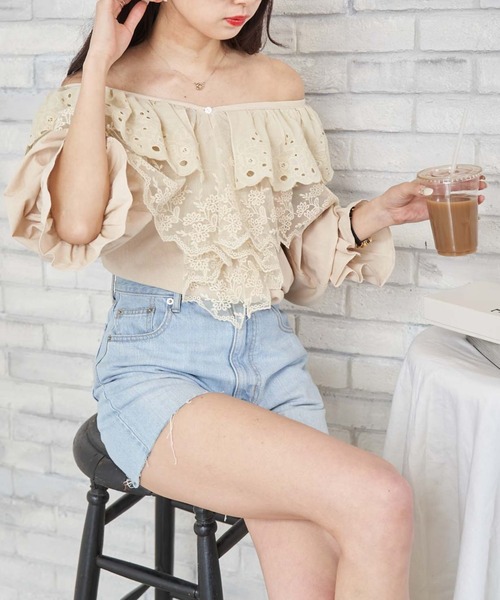 OLUPIC（オルピック）の「OLUPIC/【WEB限定】ダブルレースオフショルフリルブラウス（シャツ/ブラウス・レディース・ブラック/ホワイト/ベージュ・FREE）」の5枚目の写真