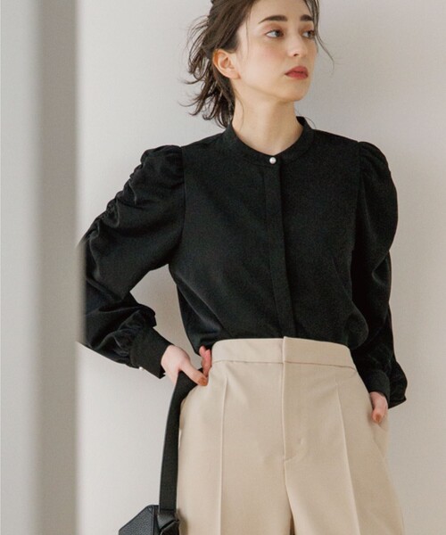 OPAQUE.CLIP（オペークドットクリップ）の「◆パール調ボタン　ギャザースリーブサテンブラウス（シャツ/ブラウス・レディース・ライトグレー/ブラック/サックスブルー/イエロー系その他・38）」の22枚目の写真