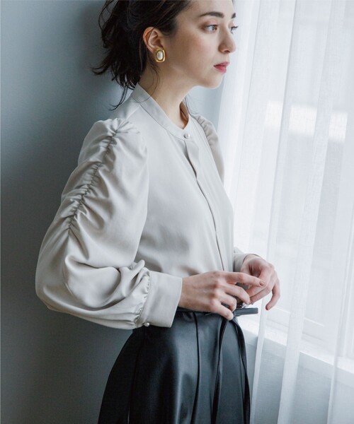 OPAQUE.CLIP（オペークドットクリップ）の「◆パール調ボタン　ギャザースリーブサテンブラウス（シャツ/ブラウス・レディース・ライトグレー/ブラック/サックスブルー/イエロー系その他・38）」の6枚目の写真