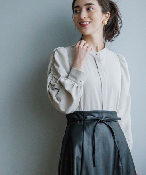 OPAQUE.CLIP（オペークドットクリップ）の「◆パール調ボタン　ギャザースリーブサテンブラウス（シャツ/ブラウス・レディース・ライトグレー/ブラック/サックスブルー/イエロー系その他・38）」の7枚目の写真