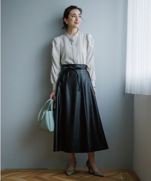 OPAQUE.CLIP（オペークドットクリップ）の「◆パール調ボタン　ギャザースリーブサテンブラウス（シャツ/ブラウス・レディース・ライトグレー/ブラック/サックスブルー/イエロー系その他・38）」の9枚目の写真