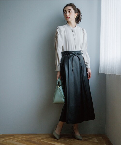 OPAQUE.CLIP（オペークドットクリップ）の「◆パール調ボタン　ギャザースリーブサテンブラウス（シャツ/ブラウス・レディース・ライトグレー/ブラック/サックスブルー/イエロー系その他・38）」の10枚目の写真