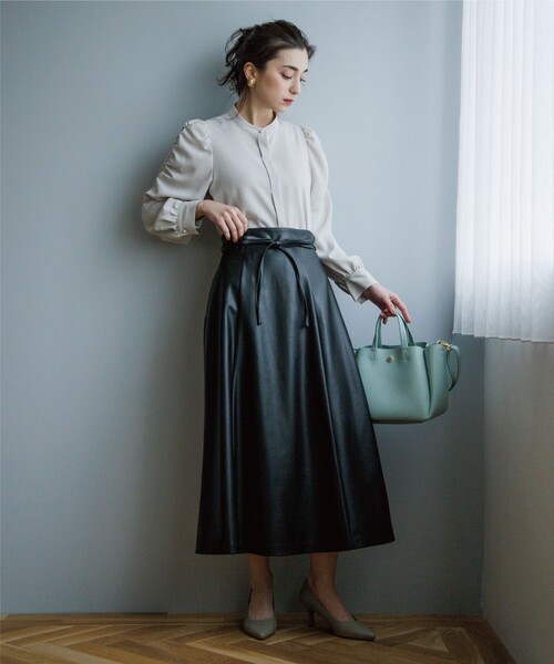 OPAQUE.CLIP（オペークドットクリップ）の「◆パール調ボタン　ギャザースリーブサテンブラウス（シャツ/ブラウス・レディース・ライトグレー/ブラック/サックスブルー/イエロー系その他・38）」の11枚目の写真