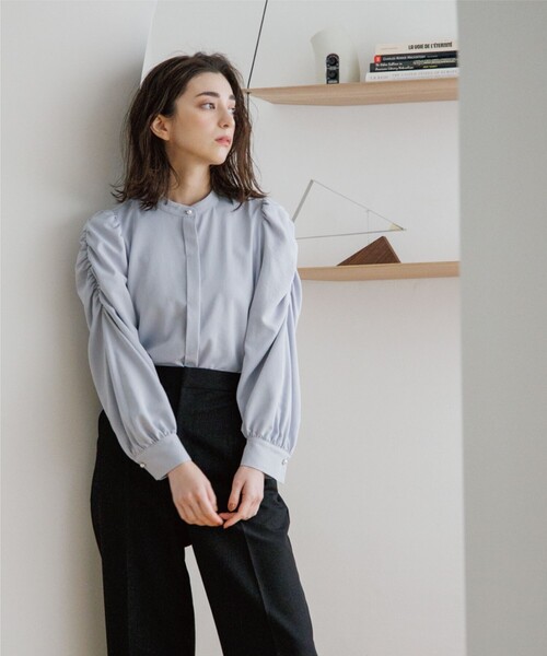 OPAQUE.CLIP（オペークドットクリップ）の「◆パール調ボタン　ギャザースリーブサテンブラウス（シャツ/ブラウス・レディース・ライトグレー/ブラック/サックスブルー/イエロー系その他・38）」の12枚目の写真