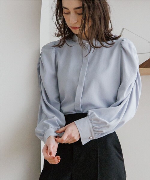 OPAQUE.CLIP（オペークドットクリップ）の「◆パール調ボタン　ギャザースリーブサテンブラウス（シャツ/ブラウス・レディース・ライトグレー/ブラック/サックスブルー/イエロー系その他・38）」の13枚目の写真