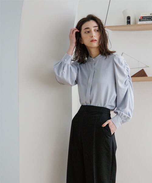 OPAQUE.CLIP（オペークドットクリップ）の「◆パール調ボタン　ギャザースリーブサテンブラウス（シャツ/ブラウス・レディース・ライトグレー/ブラック/サックスブルー/イエロー系その他・38）」の14枚目の写真