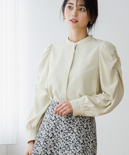 OPAQUE.CLIP（オペークドットクリップ）の「◆パール調ボタン　ギャザースリーブサテンブラウス（シャツ/ブラウス・レディース・ライトグレー/ブラック/サックスブルー/イエロー系その他・38）」の17枚目の写真
