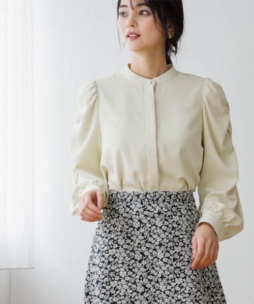 OPAQUE.CLIP（オペークドットクリップ）の「◆パール調ボタン　ギャザースリーブサテンブラウス（シャツ/ブラウス・レディース・ライトグレー/ブラック/サックスブルー/イエロー系その他・38）」の18枚目の写真