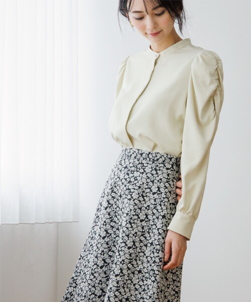 OPAQUE.CLIP（オペークドットクリップ）の「◆パール調ボタン　ギャザースリーブサテンブラウス（シャツ/ブラウス・レディース・ライトグレー/ブラック/サックスブルー/イエロー系その他・38）」の19枚目の写真