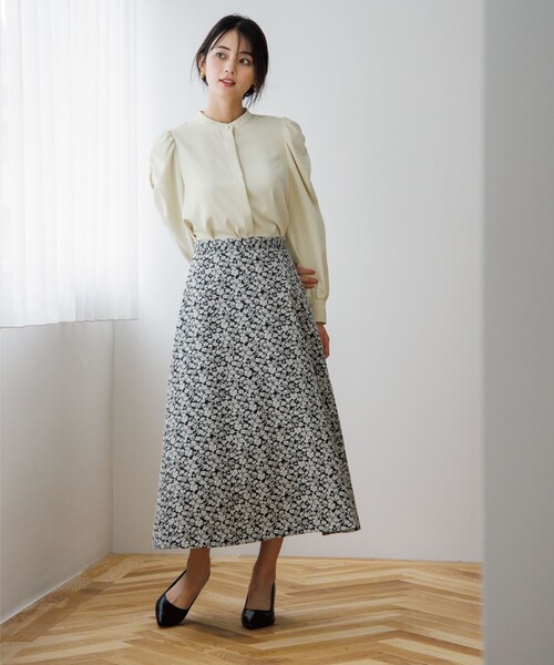 OPAQUE.CLIP（オペークドットクリップ）の「◆パール調ボタン　ギャザースリーブサテンブラウス（シャツ/ブラウス・レディース・ライトグレー/ブラック/サックスブルー/イエロー系その他・38）」の21枚目の写真