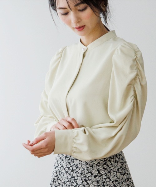 OPAQUE.CLIP（オペークドットクリップ）の「◆パール調ボタン　ギャザースリーブサテンブラウス（シャツ/ブラウス・レディース・ライトグレー/ブラック/サックスブルー/イエロー系その他・38）」の4枚目の写真
