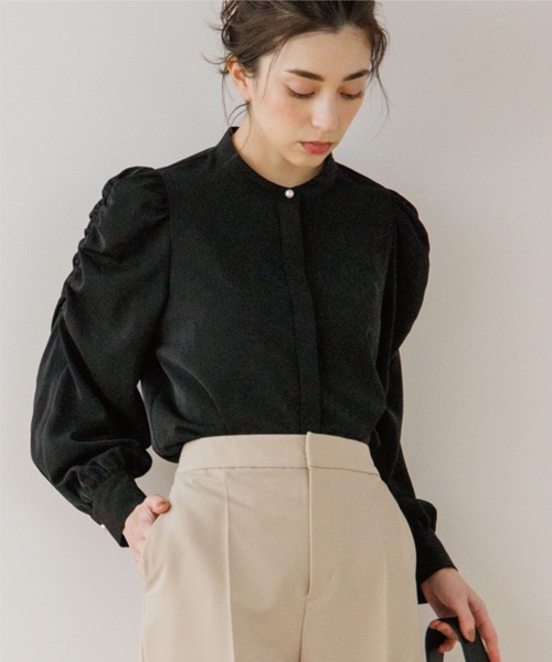 OPAQUE.CLIP（オペークドットクリップ）の「◆パール調ボタン　ギャザースリーブサテンブラウス（シャツ/ブラウス・レディース・ライトグレー/ブラック/サックスブルー/イエロー系その他・38）」の2枚目の写真