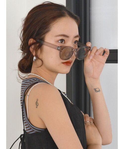 Ungrid（アングリッド）の「カラー太フレームサングラス（サングラス・レディース・グレー・FREE）」の3枚目の写真