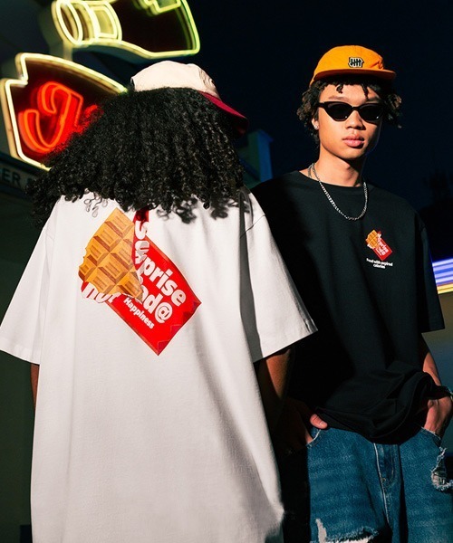 Ressaca(レサーカ)の「オーバーサイズ グラフィックプリント半袖クルーネックTシャツ(Tシャツ/カットソー・メンズ・ホワイト系その他/ホワイト×イエロー/ホワイト/ブラック×イエロー/ホワイト×レッド/ホワイト×グリーン/ホワイト×ブルー/ブラック×レッド/ブラック×グリーン/ブラック/ブラック系その他2/ブラック系その他/ブラック×ブルー/ホワイト系その他2/ホワイト×ブラック/ブラック×ホワイト・L/XL/M)」の4枚目の写真