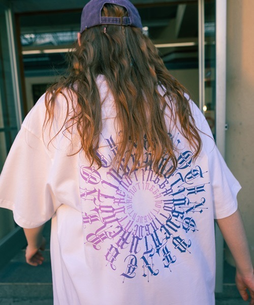 Ressaca(レサーカ)の「オーバーサイズ グラフィックプリント半袖クルーネックTシャツ(Tシャツ/カットソー・メンズ・ホワイト系その他/ホワイト×イエロー/ホワイト/ブラック×イエロー/ホワイト×レッド/ホワイト×グリーン/ホワイト×ブルー/ブラック×レッド/ブラック×グリーン/ブラック/ブラック系その他2/ブラック系その他/ブラック×ブルー/ホワイト系その他2/ホワイト×ブラック/ブラック×ホワイト・L/XL/M)」の5枚目の写真
